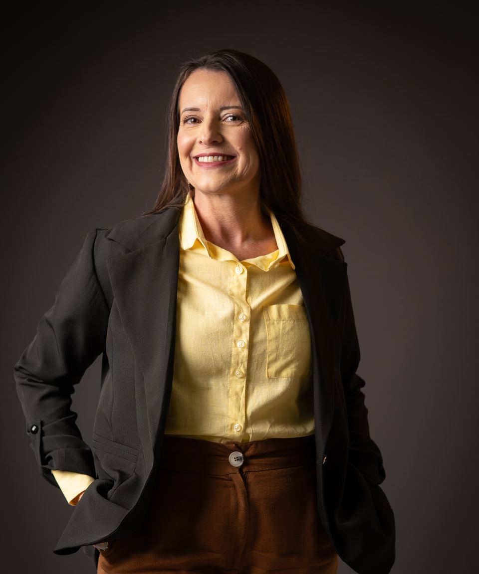 Marília Bernardes, corretora de imóveis, sorrindo em retrato de estúdio