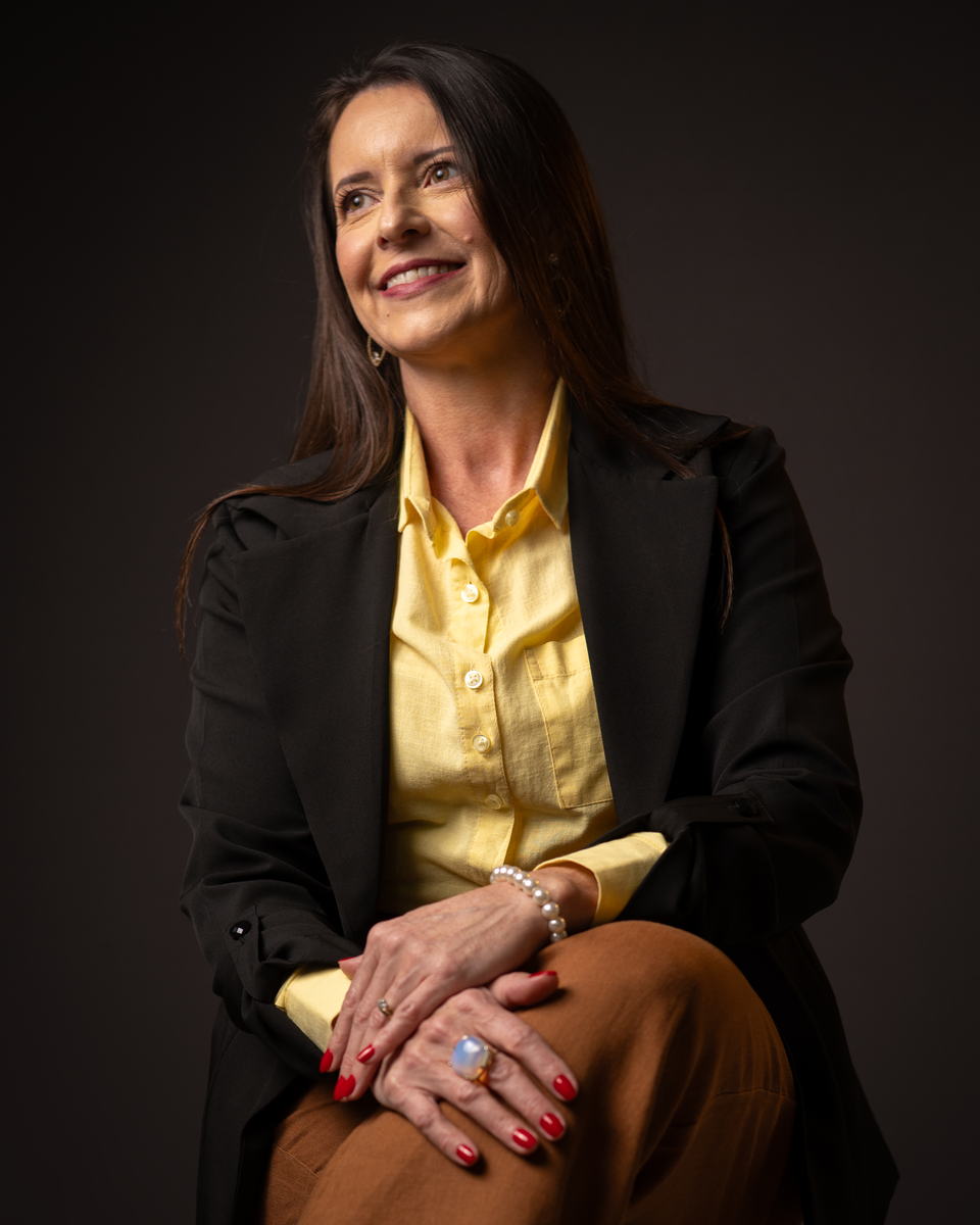 Marília Bernardes sentada, em retrato de estúdio